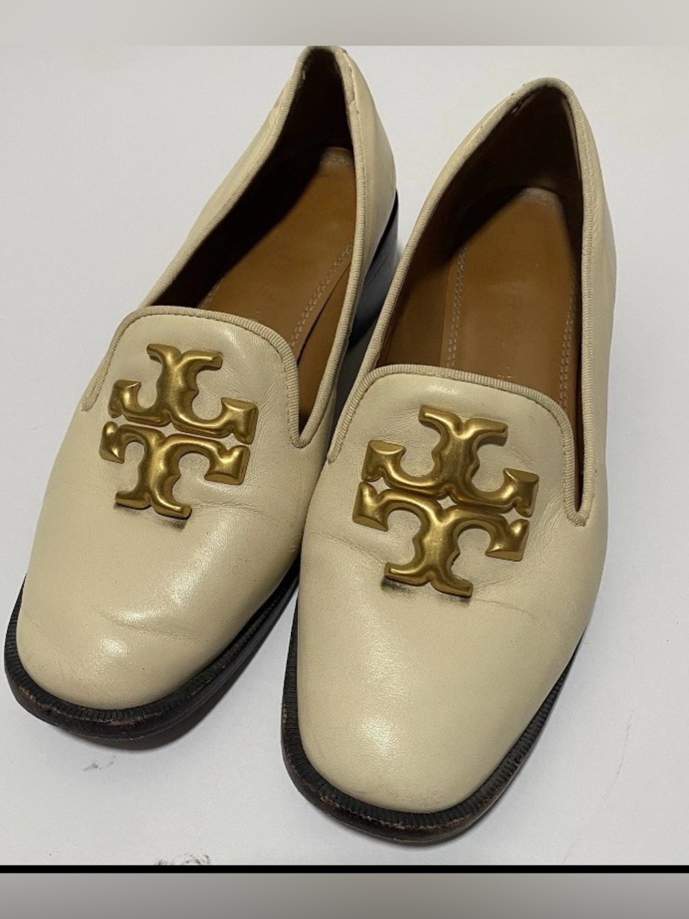 Tory Burch Cream Leather Eleanor Loafers with Gold Logo - Size 5.5 M